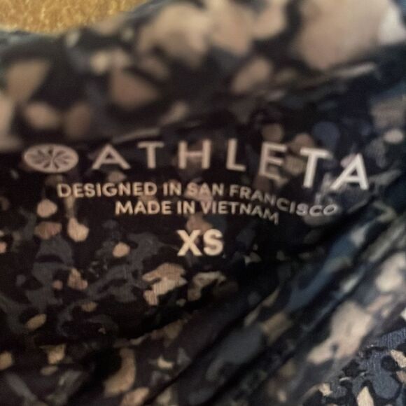 Athleta Sandstone Salutation Tight Mesh Cut Out
Athletic Workout Leggings - Picture 4 of 8